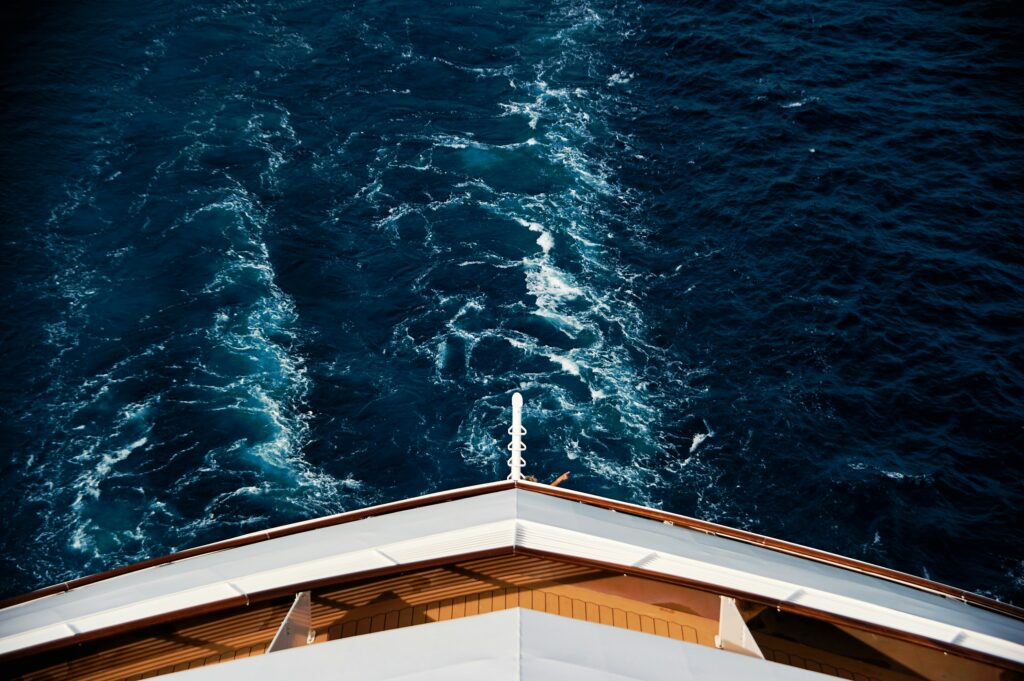 Schiff auf weiter See